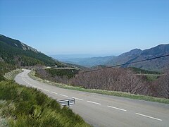 En arrière, vue sur le final du versant est du col de la Croix de Bauzon.