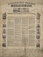 «Kongeriget Norges Grundlov, given i Rigsforsamlingen den 17de Mai 1814 paa Eidsvold, og nu i Anledning Af Norges og Sveriges Rigers Forening, bestemt i Norges overordentlige Storthing i Christiania og antagen 4de November 1814». Plakat utgitt 1836. Foto: Nasjonalbiblioteket