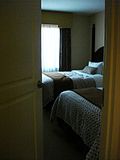 Das Schlafzimmer ist vom Wohnbereich oft durch eine Tür getrennt (alle Bildbeispiele: Homewood Suites).