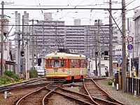 構内では鉄道線を軌道線が斜めに横切る