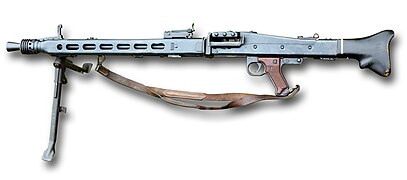 MG 42 mit schultergerecht geformten Kolben und Griffmöglichkeit zur Stabilisierung der Waffe