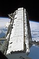Nova estrutura da ISS trazida pela Atlantis é instalada pelo braço robótico Canadarm2.