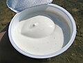 Skyr és un producte lacti de cultiu islandès, semblant al iogurt colat que se serveix tradicionalment fred amb llet i una cobertura de sucre.