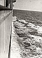 Francis Browne tomó esta fotografía sobre la barandilla de la cubierta A de estribor. El buque avanza en ruta para Queenstown dejando por su paso su estela.