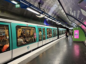 Une rame MF 01 à quai en direction de Porte Dauphine.