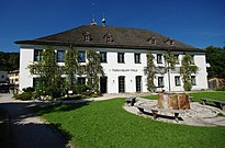 Front- und Längsseite: „Nationalpark-Haus“ (1988–2013) des Nationalparks Berchtesgaden, seit 2015 ein „Haus der Begegnung“ der Caritas