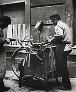 Scissors grinder with grinding cart in Vienna, around 1905-1914