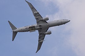 Boeing P-8 Poseidon с открытым бомболюком и двумя ракетами UGM-84 «Гарпун» подвешенными на пилонах крыльев, 20 июля 2014.