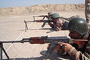 射撃訓練中のイラク軍兵士