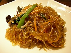 Japchae, plat coréen à base de dangmyeons (nouilles de patates douces).