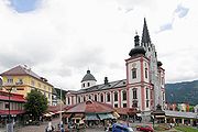 De Mariazöla Basilika mid Devozionalien-Schdandl