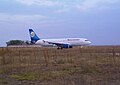 A320 de Nouvelair rodando por el aeropuerto de Valladolid.