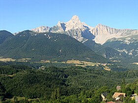 Vue de l'Obiou depuis la route Napoléon (RN 85) aux environs de Corps.