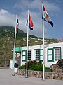 Aeroporto Juancho E. Yrausquin, em Saba. À esquerda, encoberto por nuvens, se encontra o monte Cenário, o ponto culminante dos Países Baixos.