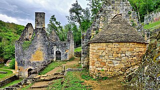 La maison tour à contreforts et la maison au four.