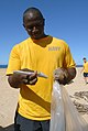 Amerikanske marinegaster 2011 åpner japansk flaskepost på strand på Hawaii fem år etter den ble sendt.