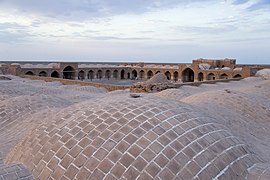 بام خشتی و آجری کاروانسرای دیرگچین در استان قم، ایران