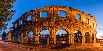 L'amphithéâtre de Pula (Croatie). (définition réelle 9 349 × 4 640)