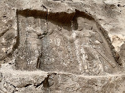 Relleu en roca es diu de Barm-e Dilak. Escena familiar que representa el rei sassànida Bahram II oferint una flor de lotus a la seva esposa. Zona de Xiraz, província de Fars (Iran)