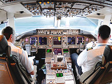 Un cockpit de 767 avec plusieurs d'écrans à cristaux liquides.