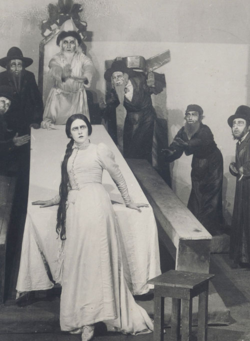 חנה רובינא (כלאה) ונחום צמח (כצדיק, לבוש לבן) ב"הדיבוק" בהבימה. מוסקבה, 1922.