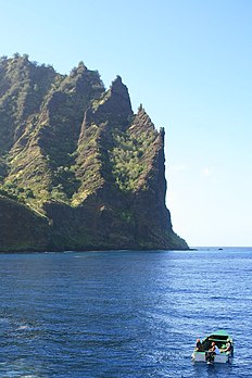 Littoral de l’île de Fatu Iva, près du village d’Omoa aux Marquises (Polynésie française). (définition réelle 1 491 × 2 234)