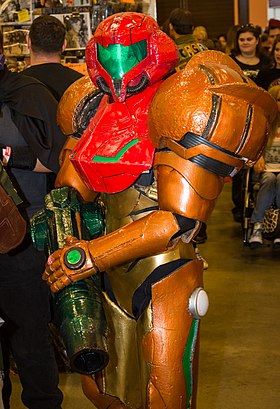 Cosplay de Samus Aran dans sa Combinaison varia.