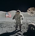 Apollon 17 astronavtı Eugene Cernan Aya sancılmış ABŞ bayrağı ilə