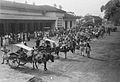 Ramai bendi menanti di muka stasiun (1947)