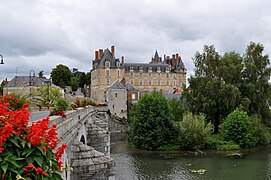 Le château de Durtal vu depuis le pont.