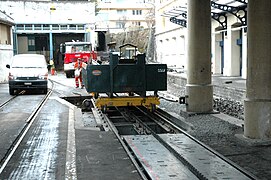 Le garage-atelier, au fond à gauche, à Ouchy. Photo prise au début du démantèlement de la ligne en 2006.