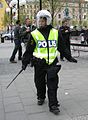一名手持警棍的瑞典防暴警察