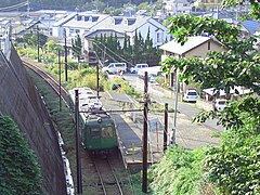 熊本電鉄池田駅。背後に住宅地が見える。