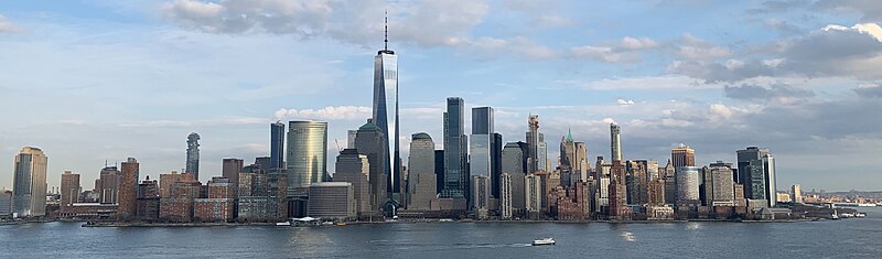 Ang panoramang urbano ng Lower Manhattan sa Lungsod ng New York, ang pinakamataong lungsod sa Estados Unidos at ang pinakamataong kalakhang pook ng Estados Unidos, na tanaw mula sa New Jersey.