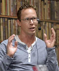 Markus Lutteman samtalar om boken "Per Holknekt 1960–2014" på Akademibokhandeln i Stockholm den 4 september 2014.