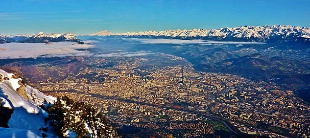 Blick ins Isère-Tal. Vorne Grenoble, dahinter La Tronche, Meylan, Biviers und Montbonnot-Saint-Martin. Saint-Martin-d’Hères ist ebenfalls gut sichtbar.