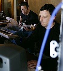 Atticus Ross (rechts) mit Trent Reznor (2006)