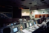 任务控制中心监控“猎鹰号”从月表起飞