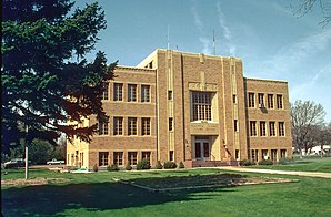 Sedgwick County Courthouse (1992). Das 1938/1939 durch die Works Progress Administration im Stile des Art déco erbaute Courthouse wurde im April 2007 in das NRHP eingetragen.[1]