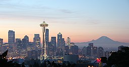 Seattles stadssiluett, med Space Needle i förgrunden och Mount Rainier i bakgrunden.