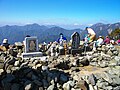 Objets religieux au sommet du mont Tō.