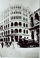遮打大廈原址最早期建築於仁行（Union Building），攝於1926年，圖右為已被焚毀的香港大酒店