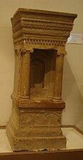 Naïskos di Thuburbo Majus al Museo Nazionale del Bardo (prima metà del II secolo a.C.)
