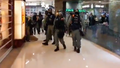 晚上接近8時，大批防暴警察衝入在商場二期，有人被制服並舉起雙手