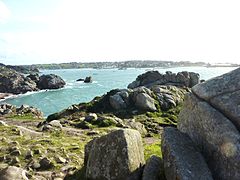 Vue depuis la pointe de Primel-Trégastel (à l'arrière-plan Roscoff).