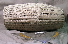 Un cylindre gravée d'inscriptions en cunéiformes