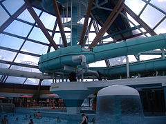 Piscine principale avec l'escalier menant aux boas et au Colorado.