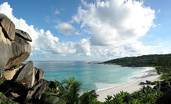 Plage de Grande Anse sur l'île de La Digue, aux Seychelles. (définition réelle 2 000 × 1 435)