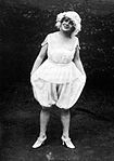 Som operettsubrett 1920 iförd för tiden ytterst vågade puffbyxor i stället för klänning.