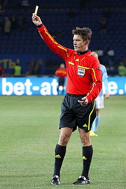 Matej Jug mettant un carton lors de la rencontre de Ligue Europa opposant le Metalist Kharkiv au Malmö FF en 2011.